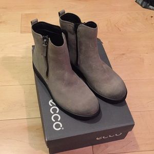 Gray boots size 6-6.5 /EUR, brand new with box